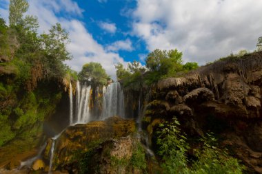 Konya Hadim 'deki Göksu nehrinde yer almaktadır. Yerkopru şelalesi ya da Hadim Goksu şelalesi olarak bilinir..