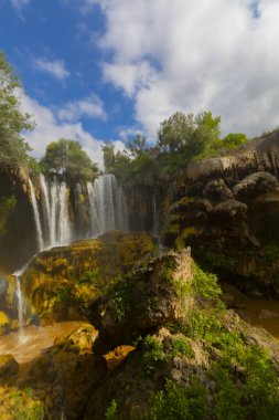 Konya Hadim 'deki Göksu nehrinde yer almaktadır. Yerkopru şelalesi ya da Hadim Goksu şelalesi olarak bilinir..