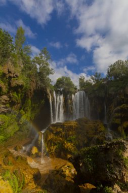 Konya Hadim 'deki Göksu nehrinde yer almaktadır. Yerkopru şelalesi ya da Hadim Goksu şelalesi olarak bilinir..