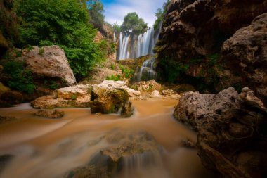 Konya Hadim 'deki Göksu nehrinde yer almaktadır. Yerkopru şelalesi ya da Hadim Goksu şelalesi olarak bilinir..