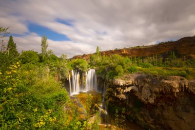 Konya Hadim 'deki Göksu nehrinde yer almaktadır. Yerkopru şelalesi ya da Hadim Goksu şelalesi olarak bilinir..