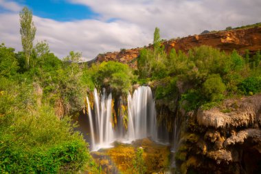 Konya Hadim 'deki Göksu nehrinde yer almaktadır. Yerkopru şelalesi ya da Hadim Goksu şelalesi olarak bilinir..