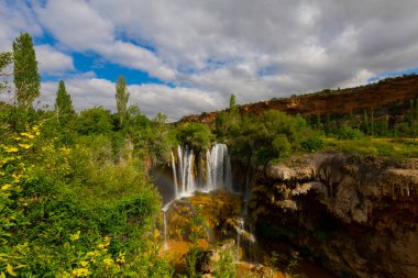 Konya Hadim 'deki Göksu nehrinde yer almaktadır. Yerkopru şelalesi ya da Hadim Goksu şelalesi olarak bilinir..