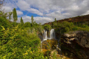 Konya Hadim 'deki Göksu nehrinde yer almaktadır. Yerkopru şelalesi ya da Hadim Goksu şelalesi olarak bilinir..