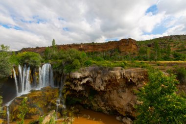 Konya Hadim 'deki Göksu nehrinde yer almaktadır. Yerkopru şelalesi ya da Hadim Goksu şelalesi olarak bilinir..