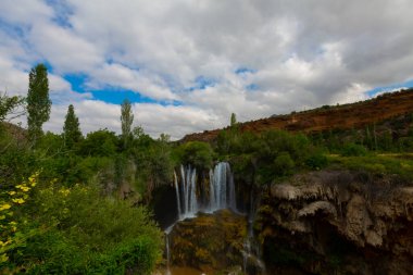 Konya Hadim 'deki Göksu nehrinde yer almaktadır. Yerkopru şelalesi ya da Hadim Goksu şelalesi olarak bilinir..