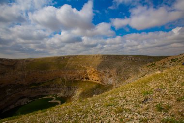 Cirali Çukuru, Konya 'nın Karapnar ilçesinin Yenikent ilçesinin kuzeybatısındaki Akviran Platosu' nda yer almaktadır..