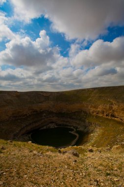 Cirali Çukuru, Konya 'nın Karapnar ilçesinin Yenikent ilçesinin kuzeybatısındaki Akviran Platosu' nda yer almaktadır..