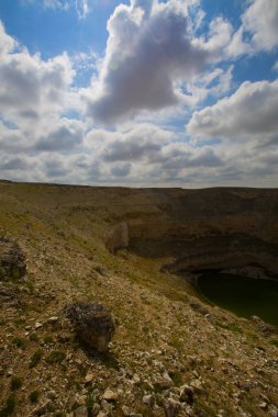 Cirali Çukuru, Konya 'nın Karapnar ilçesinin Yenikent ilçesinin kuzeybatısındaki Akviran Platosu' nda yer almaktadır..