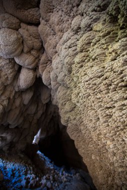 Crali Çukuru, Konya 'nın Karapnar ilçesinin Yenikent ilçesinin kuzeybatısındaki Akviran Platosu' nda yer almaktadır..