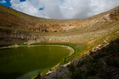 Crali Çukuru, Konya 'nın Karapnar ilçesinin Yenikent ilçesinin kuzeybatısındaki Akviran Platosu' nda yer almaktadır..