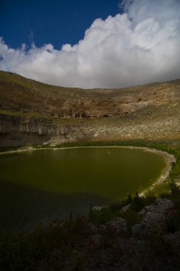 Crali Çukuru, Konya 'nın Karapnar ilçesinin Yenikent ilçesinin kuzeybatısındaki Akviran Platosu' nda yer almaktadır..