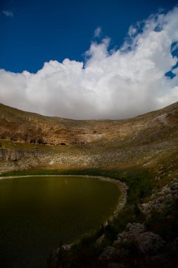 Crali Çukuru, Konya 'nın Karapnar ilçesinin Yenikent ilçesinin kuzeybatısındaki Akviran Platosu' nda yer almaktadır..