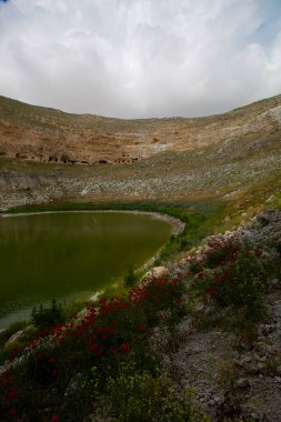 Crali Çukuru, Konya 'nın Karapnar ilçesinin Yenikent ilçesinin kuzeybatısındaki Akviran Platosu' nda yer almaktadır..