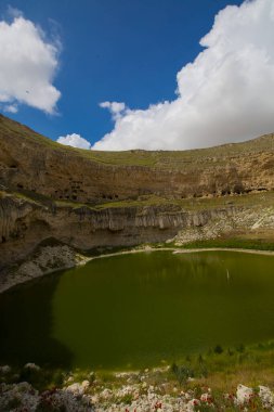 Crali Çukuru, Konya 'nın Karapnar ilçesinin Yenikent ilçesinin kuzeybatısındaki Akviran Platosu' nda yer almaktadır..