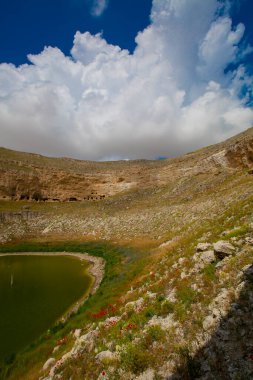 Crali Çukuru, Konya 'nın Karapnar ilçesinin Yenikent ilçesinin kuzeybatısındaki Akviran Platosu' nda yer almaktadır..