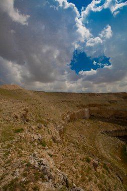 Crali Çukuru, Konya 'nın Karapnar ilçesinin Yenikent ilçesinin kuzeybatısındaki Akviran Platosu' nda yer almaktadır..