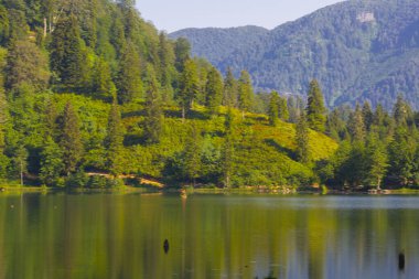 Karagl, Kuzey Anadolu Dağları 'nın devamı olan Karal Dağları' nın (3415 metre) kuzeybatısında yer alır. Borcka sınırları içindeki göl.