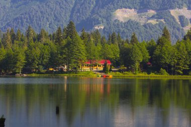 Karagl, Kuzey Anadolu Dağları 'nın devamı olan Karal Dağları' nın (3415 metre) kuzeybatısında yer alır. Borcka sınırları içindeki göl.