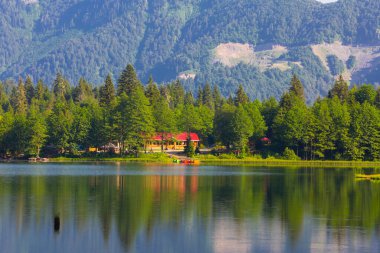 Karagl, Kuzey Anadolu Dağları 'nın devamı olan Karal Dağları' nın (3415 metre) kuzeybatısında yer alır. Borcka sınırları içindeki göl.