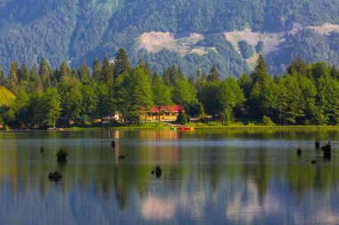Karagl, Kuzey Anadolu Dağları 'nın devamı olan Karal Dağları' nın (3415 metre) kuzeybatısında yer alır. Borcka sınırları içindeki göl.