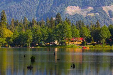 Karagl, Kuzey Anadolu Dağları 'nın devamı olan Karal Dağları' nın (3415 metre) kuzeybatısında yer alır. Borcka sınırları içindeki göl.