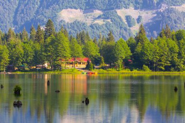 Karagl, Kuzey Anadolu Dağları 'nın devamı olan Karal Dağları' nın (3415 metre) kuzeybatısında yer alır. Borcka sınırları içindeki göl.