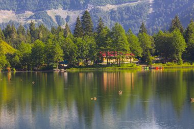Karagl, Kuzey Anadolu Dağları 'nın devamı olan Karal Dağları' nın (3415 metre) kuzeybatısında yer alır. Borcka sınırları içindeki göl.