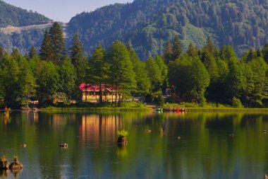 Karagl, Kuzey Anadolu Dağları 'nın devamı olan Karal Dağları' nın (3415 metre) kuzeybatısında yer alır. Borcka sınırları içindeki göl.