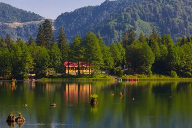 Karagl, Kuzey Anadolu Dağları 'nın devamı olan Karal Dağları' nın (3415 metre) kuzeybatısında yer alır. Borcka sınırları içindeki göl.