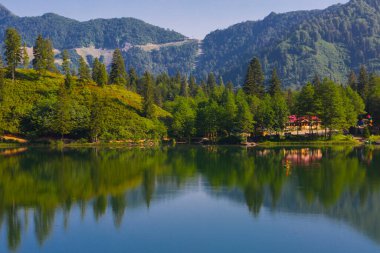 Karagl, Kuzey Anadolu Dağları 'nın devamı olan Karal Dağları' nın (3415 metre) kuzeybatısında yer alır. Borcka sınırları içindeki göl.