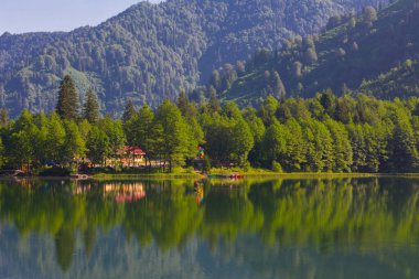 Karagl, Kuzey Anadolu Dağları 'nın devamı olan Karal Dağları' nın (3415 metre) kuzeybatısında yer alır. Borcka sınırları içindeki göl.