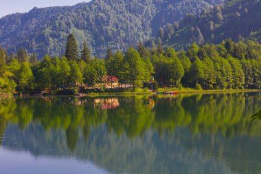 Karagl, Kuzey Anadolu Dağları 'nın devamı olan Karal Dağları' nın (3415 metre) kuzeybatısında yer alır. Borcka sınırları içindeki göl.
