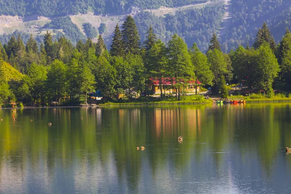Karagl, Kuzey Anadolu Dağları 'nın devamı olan Karal Dağları' nın (3415 metre) kuzeybatısında yer alır. Borcka sınırları içindeki göl.