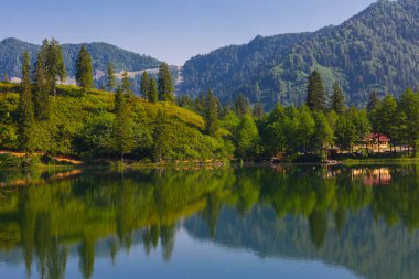 Karagl, Kuzey Anadolu Dağları 'nın devamı olan Karal Dağları' nın (3415 metre) kuzeybatısında yer alır. Borcka sınırları içindeki göl.