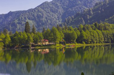Karagl, Kuzey Anadolu Dağları 'nın devamı olan Karal Dağları' nın (3415 metre) kuzeybatısında yer alır. Borcka sınırları içindeki göl.