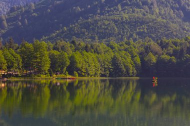 Karagl, Kuzey Anadolu Dağları 'nın devamı olan Karal Dağları' nın (3415 metre) kuzeybatısında yer alır. Borcka sınırları içindeki göl.