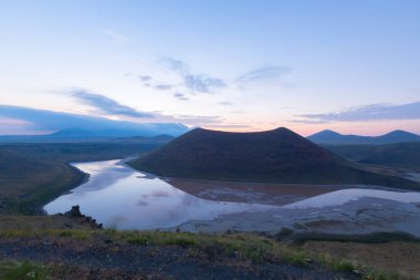 Karapnar Meke Krateri Gölü Karapnar 'ın 8 km güneydoğusunda. Dünya 'da eşi benzeri olmayan bir krater gölüdür..