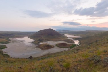 Karapnar Meke Krateri Gölü Karapnar 'ın 8 km güneydoğusunda. Dünya 'da eşi benzeri olmayan bir krater gölüdür..