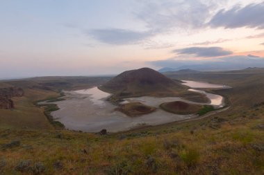 Karapnar Meke Krateri Gölü Karapnar 'ın 8 km güneydoğusunda. Dünya 'da eşi benzeri olmayan bir krater gölüdür..