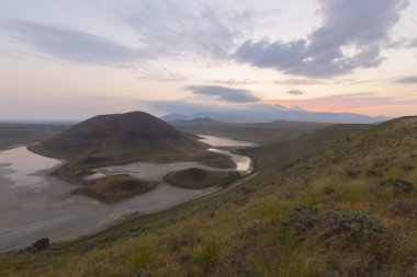 Karapnar Meke Krateri Gölü Karapnar 'ın 8 km güneydoğusunda. Dünya 'da eşi benzeri olmayan bir krater gölüdür..