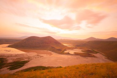 Karapnar Meke Krateri Gölü Karapnar 'ın 8 km güneydoğusunda. Dünya 'da eşi benzeri olmayan bir krater gölüdür..