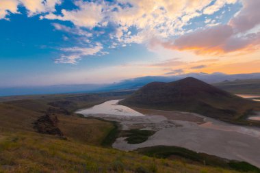 Karapnar Meke Krateri Gölü Karapnar 'ın 8 km güneydoğusunda. Dünya 'da eşi benzeri olmayan bir krater gölüdür..