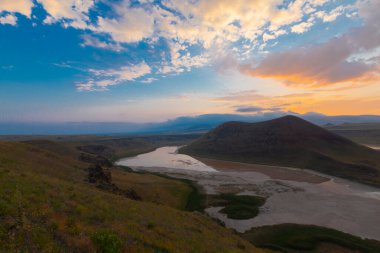 Karapnar Meke Krateri Gölü Karapnar 'ın 8 km güneydoğusunda. Dünya 'da eşi benzeri olmayan bir krater gölüdür..