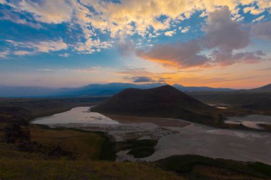 Karapnar Meke Krateri Gölü Karapnar 'ın 8 km güneydoğusunda. Dünya 'da eşi benzeri olmayan bir krater gölüdür..
