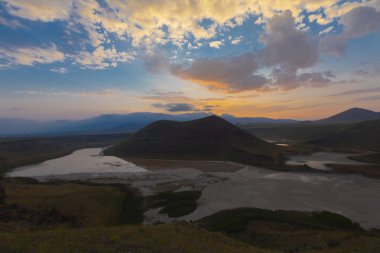 Karapnar Meke Krateri Gölü Karapnar 'ın 8 km güneydoğusunda. Dünya 'da eşi benzeri olmayan bir krater gölüdür..