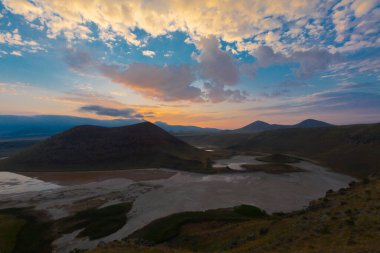 Karapnar Meke Krateri Gölü Karapnar 'ın 8 km güneydoğusunda. Dünya 'da eşi benzeri olmayan bir krater gölüdür..