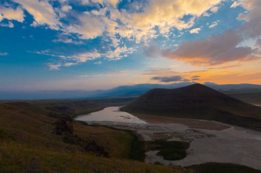 Karapnar Meke Krateri Gölü Karapnar 'ın 8 km güneydoğusunda. Dünya 'da eşi benzeri olmayan bir krater gölüdür..