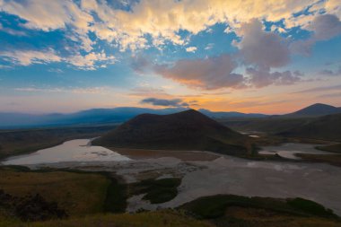 Karapnar Meke Krateri Gölü Karapnar 'ın 8 km güneydoğusunda. Dünya 'da eşi benzeri olmayan bir krater gölüdür..