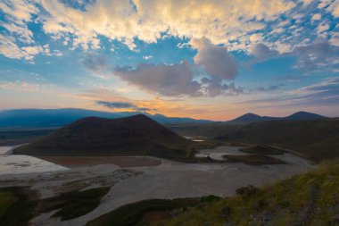 Karapnar Meke Krateri Gölü Karapnar 'ın 8 km güneydoğusunda. Dünya 'da eşi benzeri olmayan bir krater gölüdür..